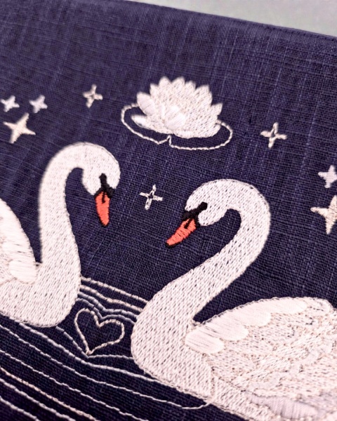 Kosmetyczka lniana, haftowana - łabędzie