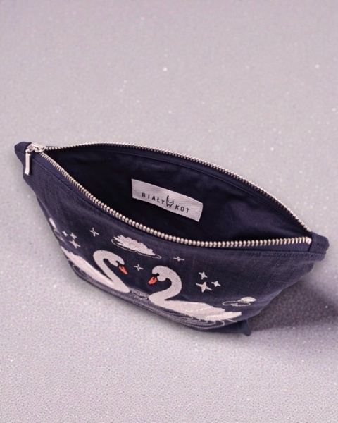 Kosmetyczka lniana, haftowana - łabędzie