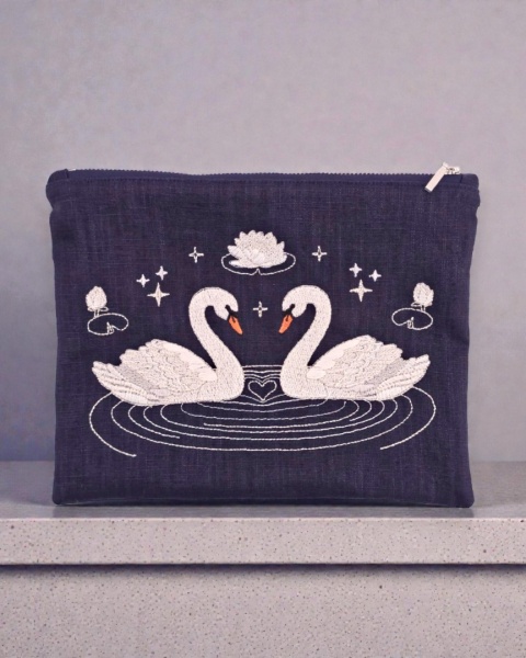 Kosmetyczka lniana, haftowana - łabędzie